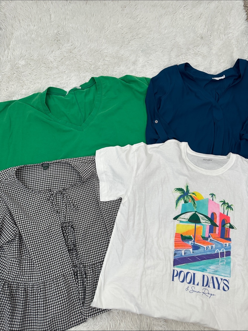 🏰 Bundle of 4 Woman’s Shirts Size Large